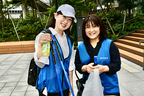 ゴミ拾い後の笑顔の参加者2名